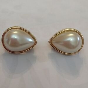Signed Richelieu vintage women's clip on earrings tear drop